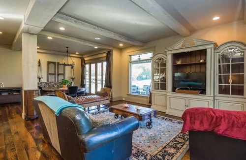 Lexington Casa | Bourbon Country's Clubhouse Year Round Pool Estate