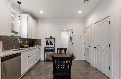 Lafayette Apartamento | Bourbon House King Bed Luxury Amenities Fast WiFi