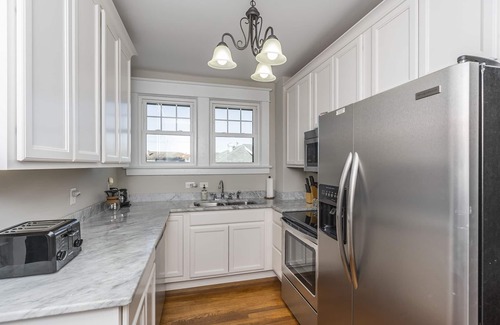 Hollywood - Mt. Vernon Casa | Bourbon n Horses themed 3B/2Ba home in beautiful Chevy Chase neighborhood!