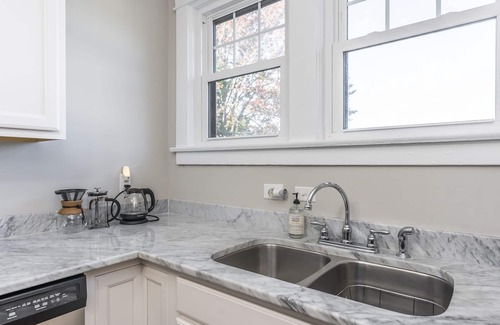 Hollywood - Mt. Vernon Casa | Bourbon n Horses themed 3B/2Ba home in beautiful Chevy Chase neighborhood!