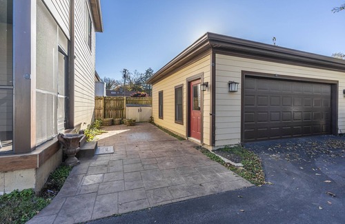 Hollywood - Mt. Vernon Casa | Bourbon n Horses themed 3B/2Ba home in beautiful Chevy Chase neighborhood!