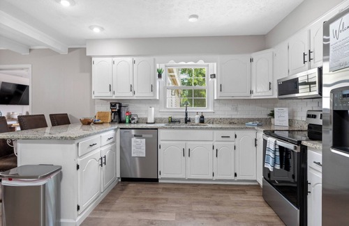 Shelbyville Casa | Bourbon Trail Getaway ~ Hot Tub + Dogs Welcome + Game Room + Cornhole + KY Fun