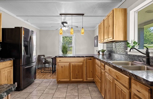 Waddy Casa | Bourbon Trail Getaway | Jacuzzi Tub & Scenic Views