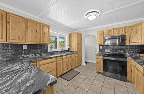 Waddy Casa | Bourbon Trail Getaway | Jacuzzi Tub & Scenic Views