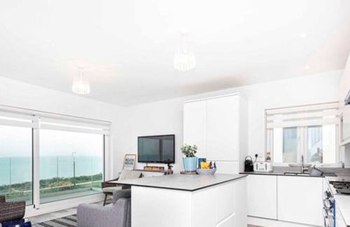 Southbourne Apartamento | BOURNECOAST: Modern flat with BALCONY, INCREDIBLE SEA VIEWS and PARKING - FM8497