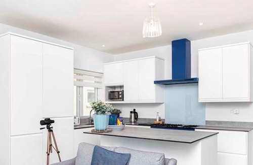 Southbourne Apartamento | BOURNECOAST: Modern flat with BALCONY, INCREDIBLE SEA VIEWS and PARKING - FM8497