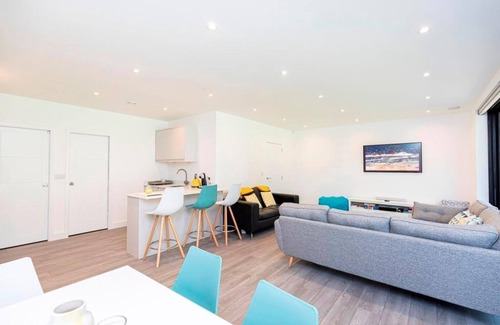 Boscombe Casa | Bournecoast: Modern townhouse near shops and beaches with parking - WIFI -HB8467
