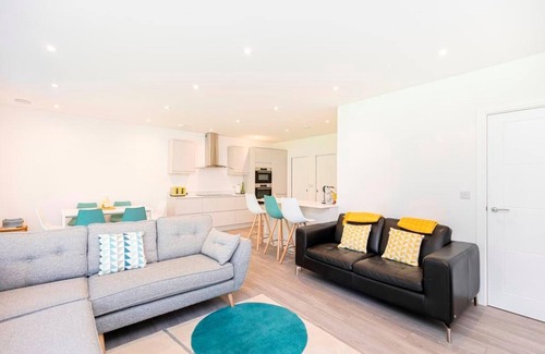 Boscombe Casa | Bournecoast: Modern townhouse near shops and beaches with parking - WIFI -HB8467