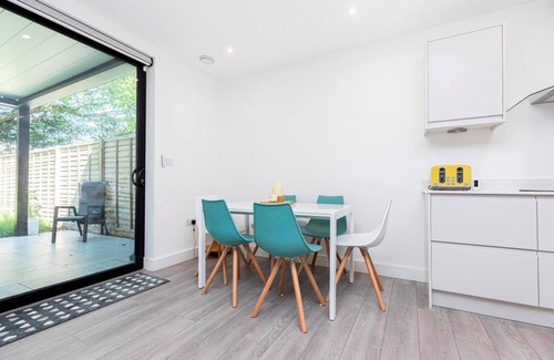 Boscombe Casa | Bournecoast: Modern townhouse near shops and beaches with parking - WIFI -HB8467