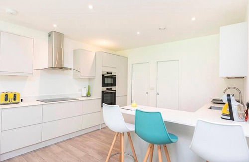 Boscombe Casa | Bournecoast: Modern townhouse near shops and beaches with parking - WIFI -HB8467