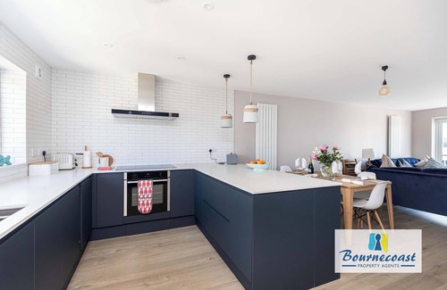 Mudeford Casa | Bournecoast: Three bedroom townhouse with garden and harbour views - HB9602