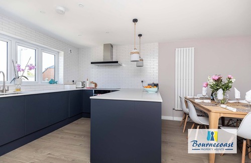 Mudeford Casa | Bournecoast: Three bedroom townhouse with garden and harbour views - HB9602