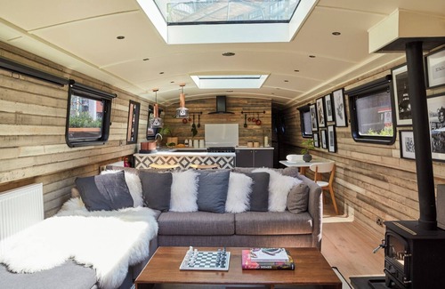 Hackney Alquiler De Eote | Boutique boat hotel moored on the Floating Pocket Park in West London.