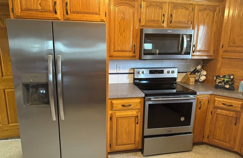 Lee's Summit Casa | Boutique Cottage Home en Gated Estate 3 bd 2 ba Escapada actualizada con cable wifi