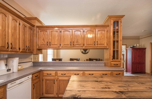 Lee's Summit Casa | Boutique Cottage Home en Gated Estate 3 bd 2 ba Escapada actualizada con cable wifi