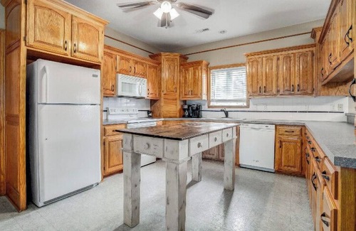 Lee's Summit Casa | Boutique Cottage Home en Gated Estate 3 bd 2 ba Escapada actualizada con cable wifi