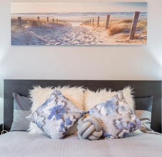 Carramar Casa | Boutique Double Room in Carramar - Close to Station & Shops - Shared Bathroom