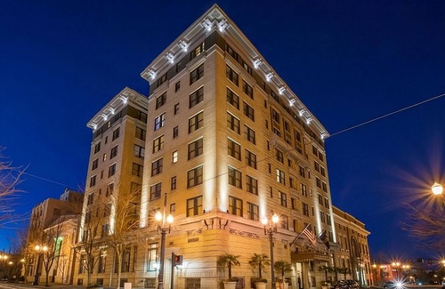 Goose Hollow Hotel | Boutique Downtown Hotel! Luxe Pet-friendly Suite, Near Providence Park!
