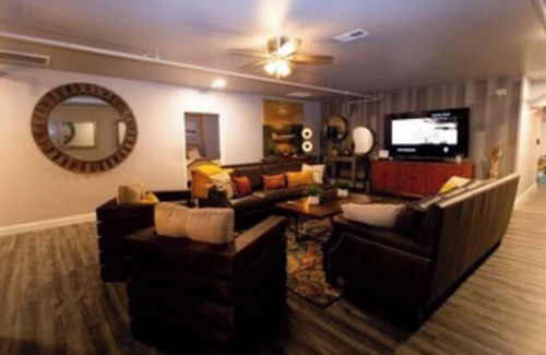 Seneca Cama Y Desayuno | Boutique hotel in historic downtown Seneca. Room #2 Owners Suite. Q/K combo.