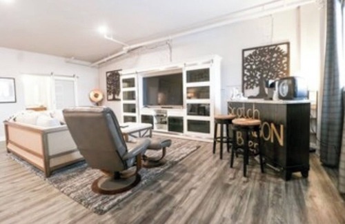Seneca Cama Y Desayuno | Boutique hotel in historic downtown Seneca. Room #2 Owners Suite. Q/K combo.