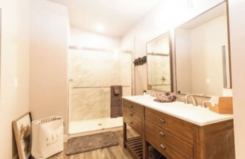 Seneca Cama Y Desayuno | Boutique hotel in historic downtown Seneca. Room #2 Owners Suite. Q/K combo.