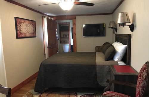 Logan Casa | The Hocking Hills Inn, Suite Garden