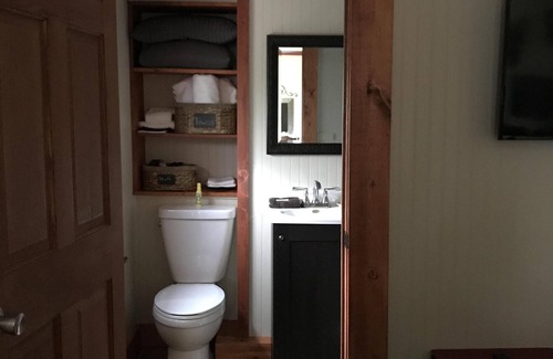 Logan Casa | The Hocking Hills Inn, Suite Garden