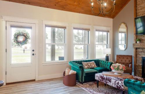 Grottoes Casa | Boutique Luxury Stay Near JMU with 2 King Suites & Fireplaces