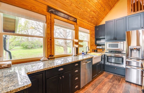 Bowdon Junction Cabina | Bowdon Cabin Stay Near Atlanta, Private Pool!