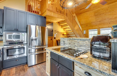Bowdon Junction Cabina | Bowdon Cabin Stay Near Atlanta, Private Pool!