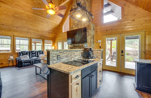 Bowdon Junction Cabina | Bowdon Cabin Stay Near Atlanta, Private Pool!