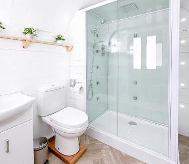 Ottery St Mary Otro | Bowhayes Farm - Camping & Glamping - Shepherd's Hut 'Pippin'