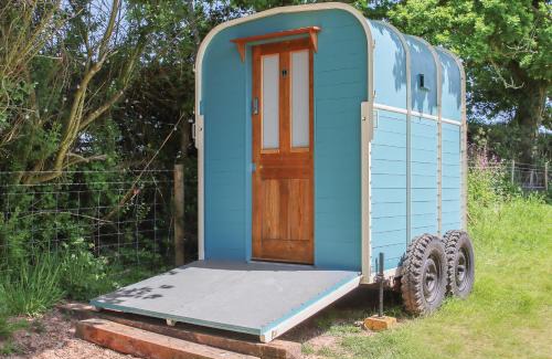 Ottery St Mary Otro | Bowhayes Farm - Camping & Glamping - Shepherd's Hut 'Pippin'