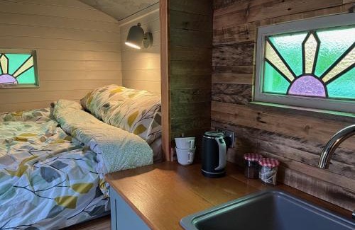Ottery St Mary Otro | Bowhayes Farm - Camping & Glamping - Shepherd's Hut 'Pippin'