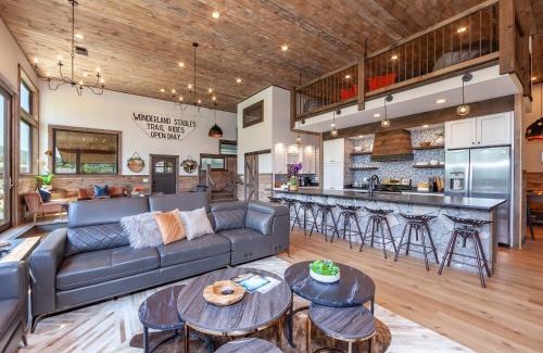 Wears Valley Casa | Bowling Waterfront Luxury MtnViews Pool Sleeps12