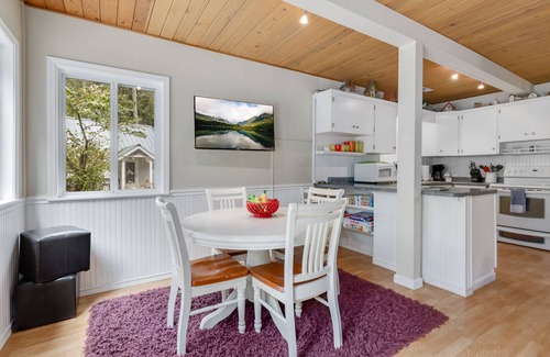 Baring Cabaña | Bowman's Beach Cottage in Cascades with sandy riverfront & hot tub