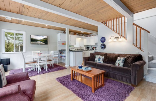 Baring Cabaña | Bowman's Beach Cottage in Cascades with sandy riverfront & hot tub