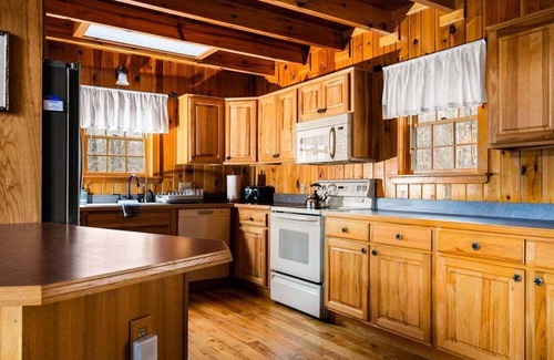 Vanderbilt Casa | 🎀 Bows Lakeside Cabin - 4000sqft. Dock. Cinema. Firepit ➠ 9776