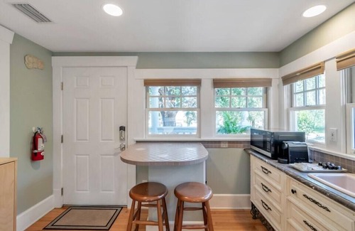 Historic Old Northeast Apartamento | Boyce Suite at ONE Inn: King Bed, Kitchenette, Near Downtown & Vinoy Park.