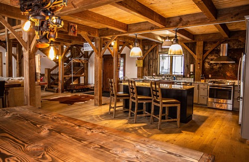 Boyne City Casa | Boyne Mountain True Timber Frame en casa. Esquí de entrada / salida en comunidad cerrada