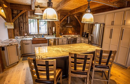 Boyne City Casa | Boyne Mountain True Timber Frame en casa. Esquí de entrada / salida en comunidad cerrada