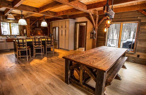 Boyne City Casa | Boyne Mountain True Timber Frame en casa. Esquí de entrada / salida en comunidad cerrada