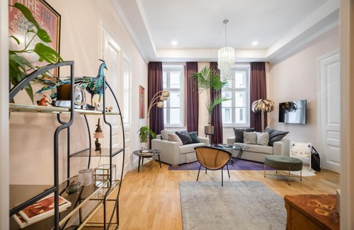 Vizivaros Apartamento | BpR Adagio Design Home with A/C