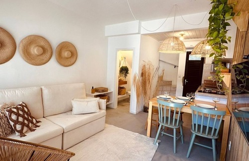 Armacao Apartamento | Sea view apartment with private access to the beach.