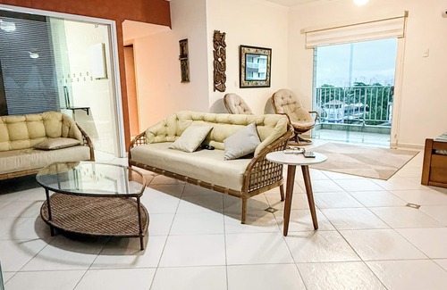 Parque Enseada Apartamento | PENTHOUSE - 150 METERS FROM THE BEACH. Street with shops, restaurants, sea view.