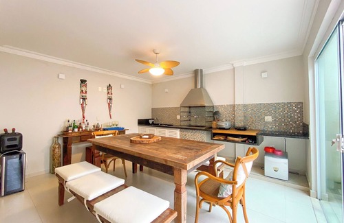 Barra do Sahy Casa | Paradise House with heated Jacuzzi and beach service