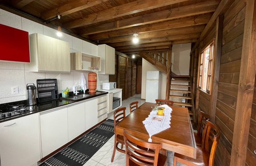 Rio Vermelho Norte Chalet De Esquí | Woody House Chalé - O Refúgio Para sua Família na Praia em Florianópolis