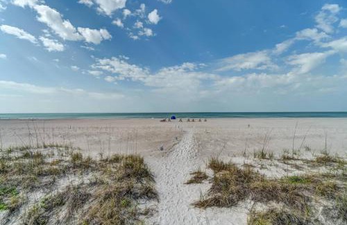 Bradenton Beach Casa | Bradenton Beach Resort Style Getaway-Walk to Beach