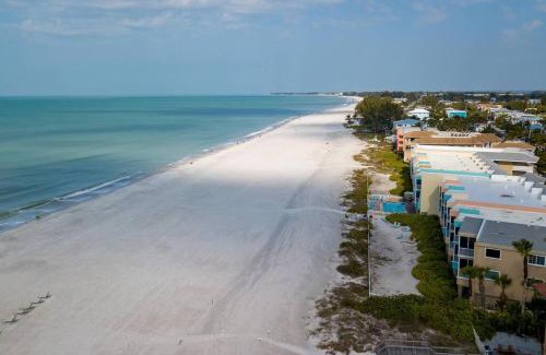 Bradenton Beach Casa | Bradenton Beach Resort Style Getaway-Walk to Beach