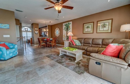 Bradenton Beach Casa | Bradenton Beach Resort Style Getaway-Walk to Beach